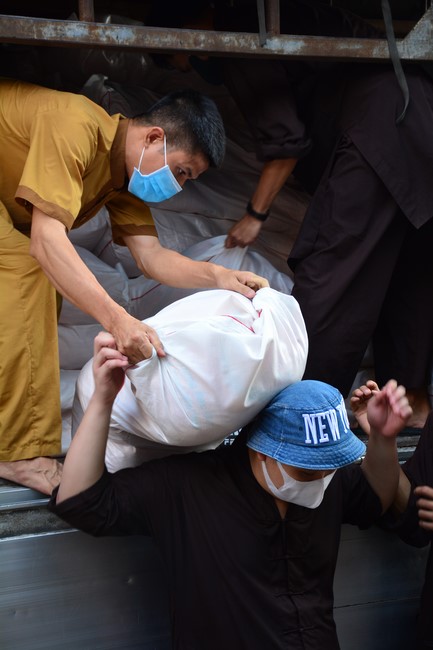 Continuing to support people in need in the Covid-19 pandemic of Hoang Phap Pagoda (series 2)